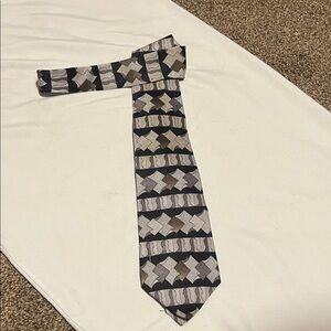 Albert Nipon 100% silk tie